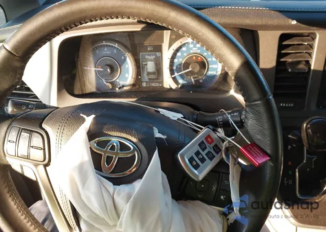 2015 Toyota Sienna Xle 8 Passenger z USA, uszkodzony, nr VIN 5TDYK3DC5FS639225